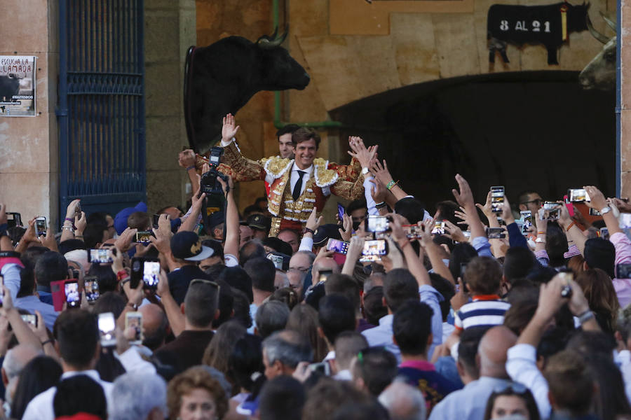 Ambos diestros salieron por la puerta grande de La Glorieta, y el torero peruano Roca Rey gustó al público por su aire elegante