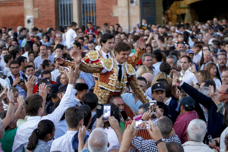 Ambos diestros salieron por la puerta grande de La Glorieta, y el torero peruano Roca Rey gustó al público por su aire elegante