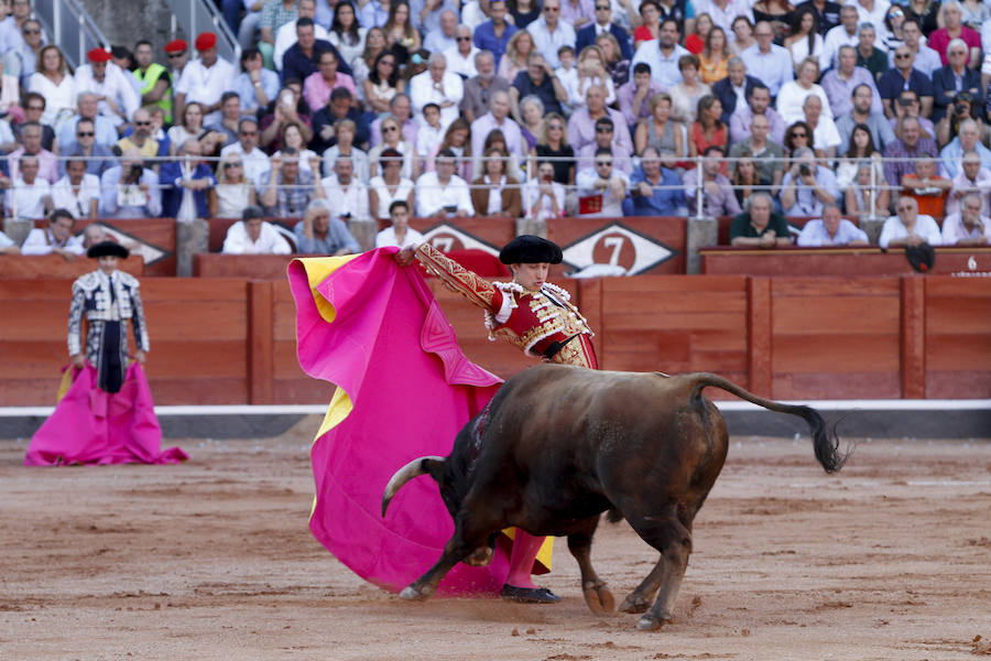 Ambos diestros salieron por la puerta grande de La Glorieta, y el torero peruano Roca Rey gustó al público por su aire elegante