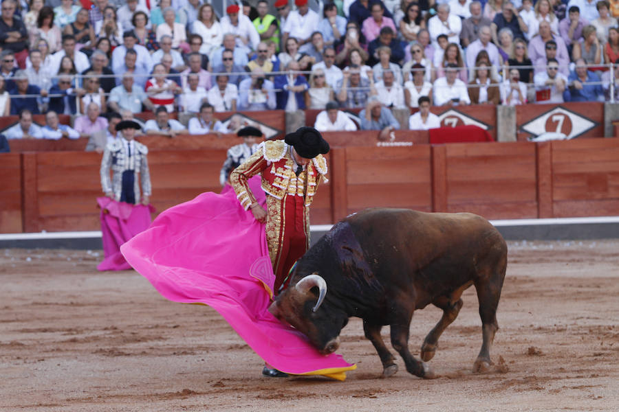 Ambos diestros salieron por la puerta grande de La Glorieta, y el torero peruano Roca Rey gustó al público por su aire elegante