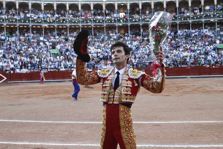 Ambos diestros salieron por la puerta grande de La Glorieta, y el torero peruano Roca Rey gustó al público por su aire elegante