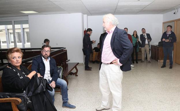Javier Rodríguez y Francisco Serrano, junto a la letrada, esperan el comienzo del juicio, con Alberto Villegas al fondo.