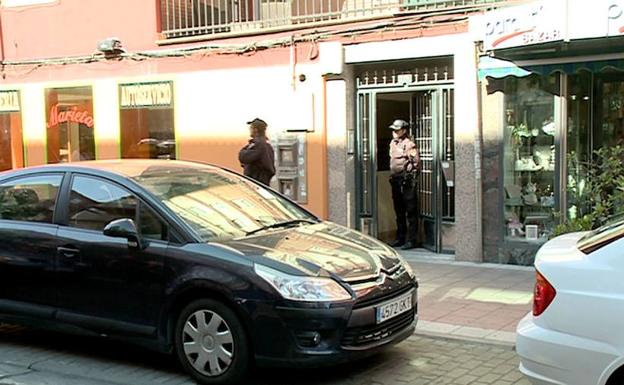 La Policía custodia la puerta del domicilio donde vivía Sara