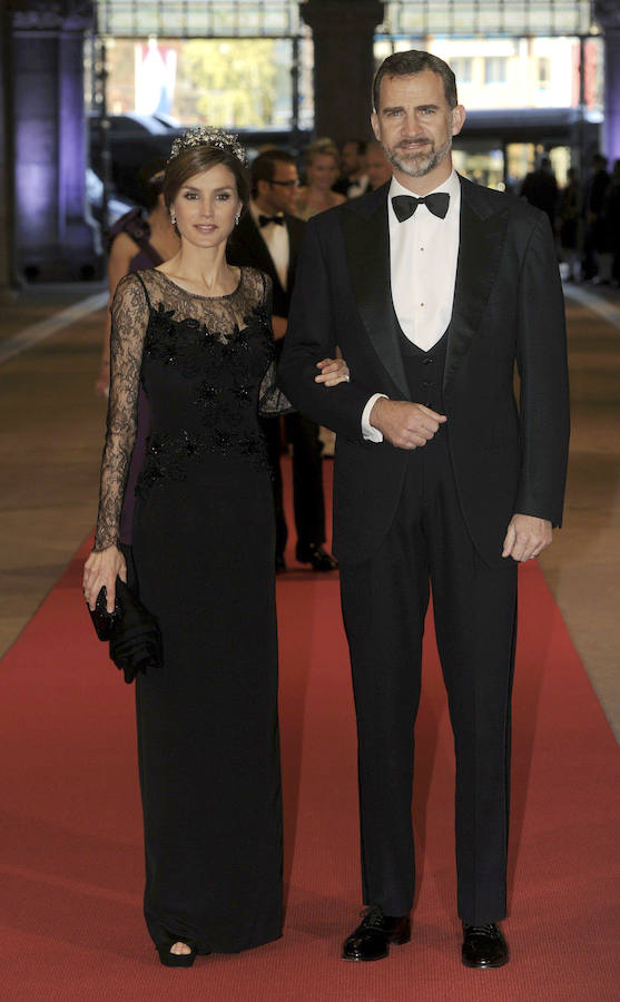 Los Reyes Felipe VI y doña Letizia asisten a la presentación de la nueva temporada del Teatro Real en 2016.