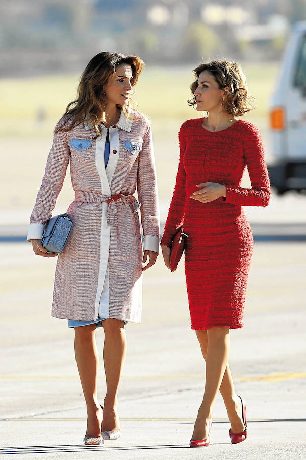 La reina Letizia junto a la reina Rania (i), a la llegada de los reyes jordanos al aeropuerto de Barajas.