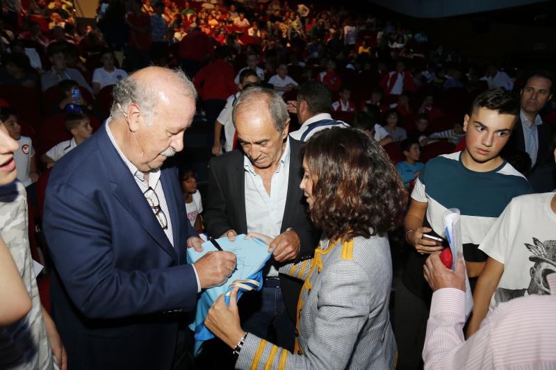 En un teatro Ortega abarrotado de chavales, el exseleccionador nacional impartió la conferencia 'Los Valores del deporte' 