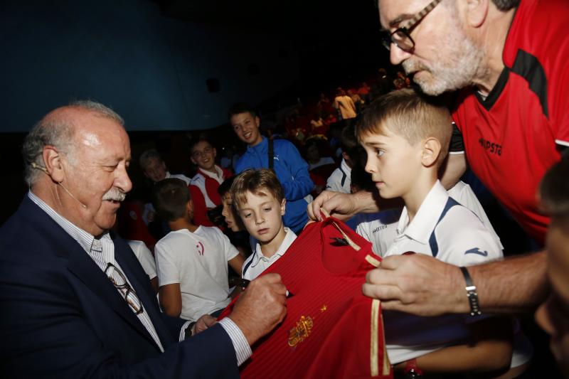 En un teatro Ortega abarrotado de chavales, el exseleccionador nacional impartió la conferencia 'Los Valores del deporte' 