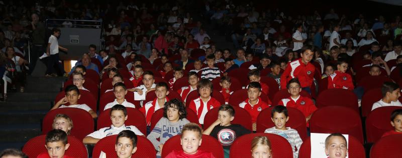 En un teatro Ortega abarrotado de chavales, el exseleccionador nacional impartió la conferencia 'Los Valores del deporte' 