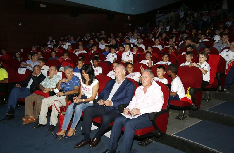 En un teatro Ortega abarrotado de chavales, el exseleccionador nacional impartió la conferencia 'Los Valores del deporte' 