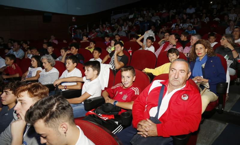 En un teatro Ortega abarrotado de chavales, el exseleccionador nacional impartió la conferencia 'Los Valores del deporte' 