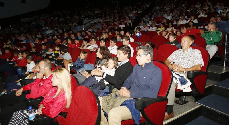 En un teatro Ortega abarrotado de chavales, el exseleccionador nacional impartió la conferencia 'Los Valores del deporte' 