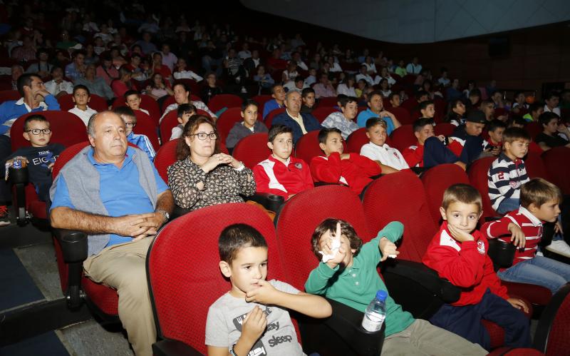 En un teatro Ortega abarrotado de chavales, el exseleccionador nacional impartió la conferencia 'Los Valores del deporte' 