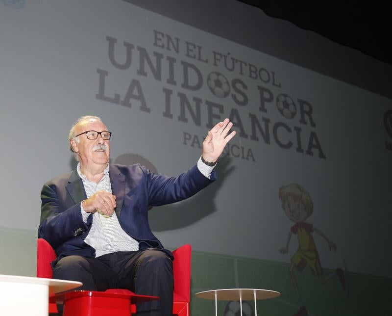 En un teatro Ortega abarrotado de chavales, el exseleccionador nacional impartió la conferencia 'Los Valores del deporte' 