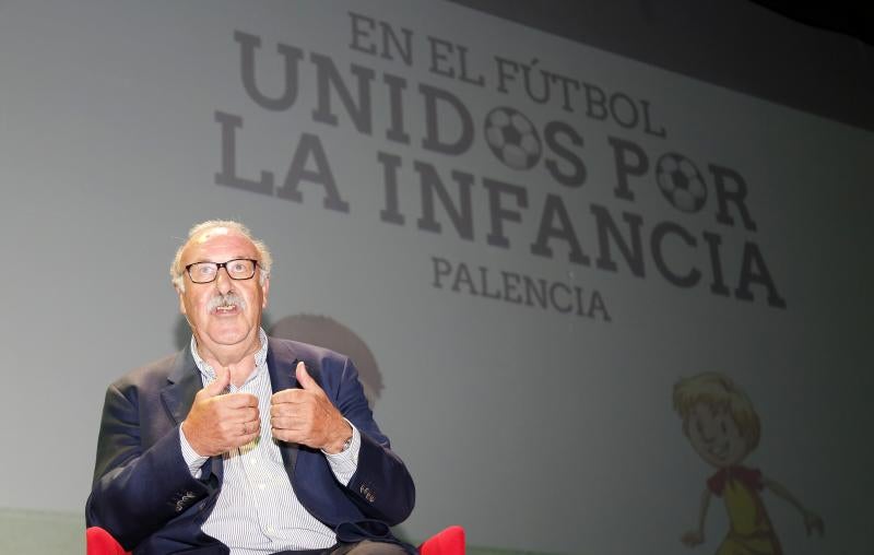 En un teatro Ortega abarrotado de chavales, el exseleccionador nacional impartió la conferencia 'Los Valores del deporte' 