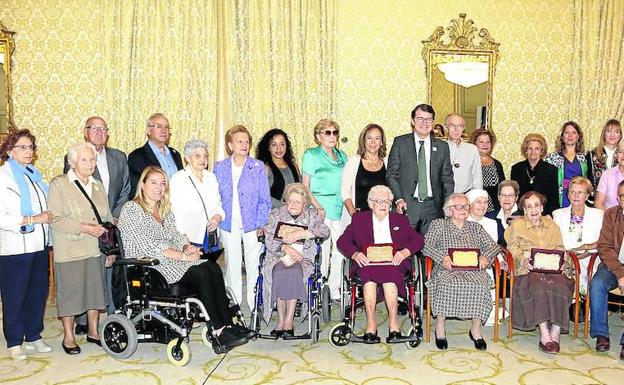 Foto de familia del alcalde y la concejala de Mayores con las homenajeadas y sus familias.