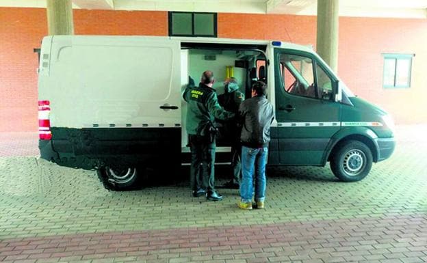 Vehículo de la Guardia Civil con el prófugo detenido en Alba.