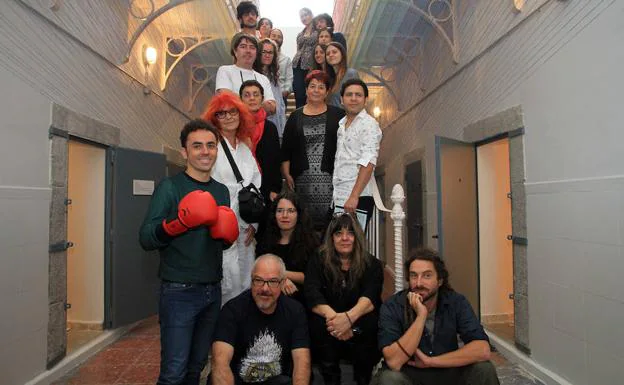 Los creadores, junto a la alcaldesa de Segovia y la concejala de Cultura (en el centro), en el interior de La Cárcel.