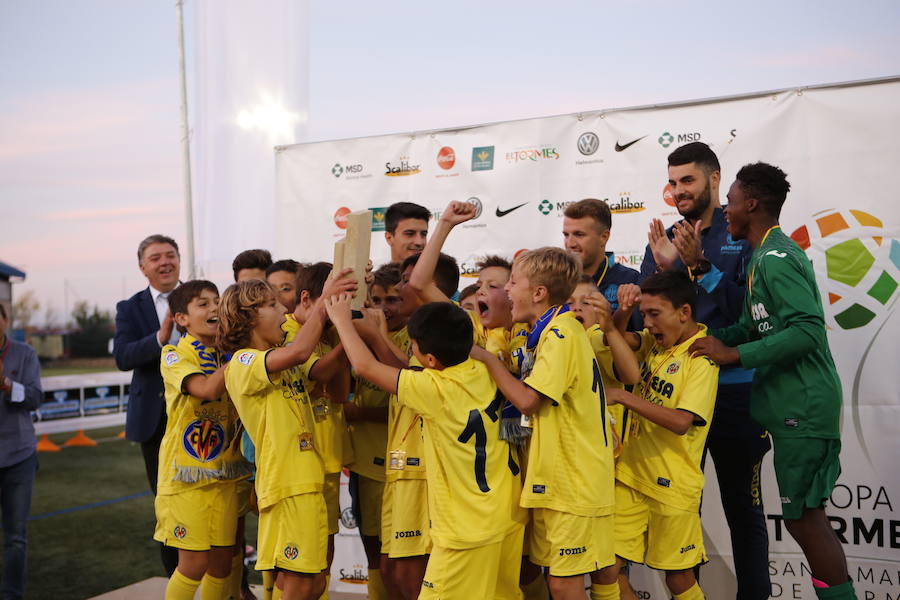 Los jugadores del Villarreal celebran el título de la Copa Tormes. 