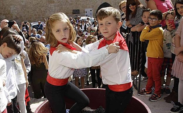 Lidia y Martín Mínguez pisan las uvas