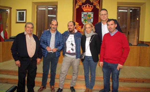 Luis Callejo, con el alcalde de Nava, Juan José Maroto, y dos concejales. 