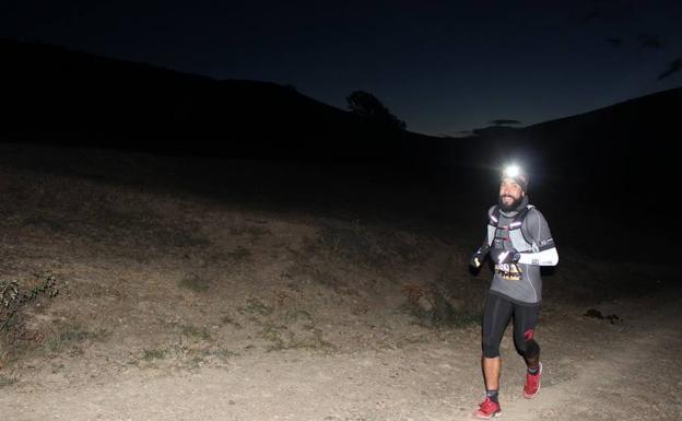 Juanjo García avanza durante los primeros kilómetros del Ultra. 