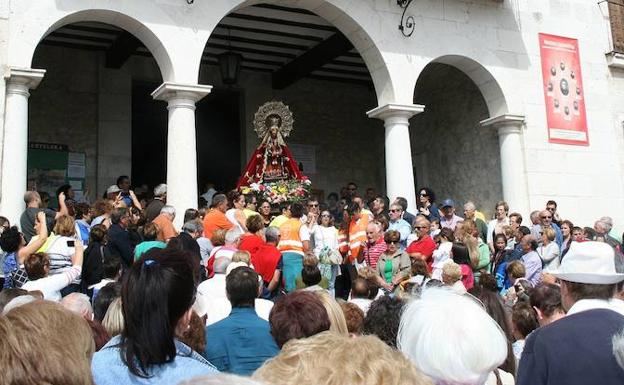 Los romeros entonan la Salve al final de la procesión en la puerta del Santuario.