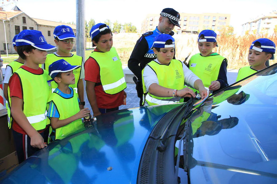 Niños imponen multas simbólicas a los vehículos mal aparcados en el Día Sin Mi Coche de 2016.
