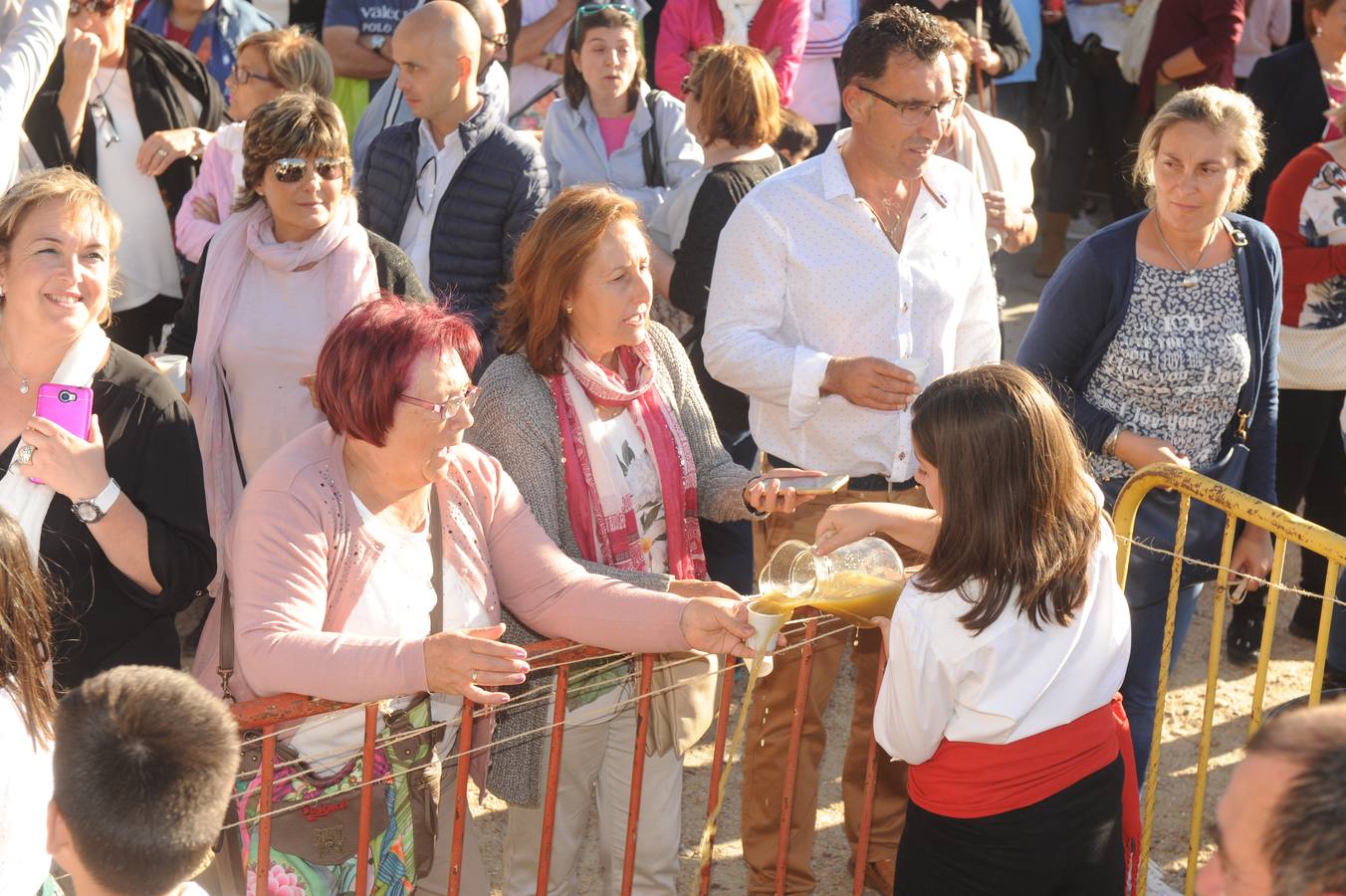 El plato fuerte del día fue el tradicional pisado de 150 kilos de uva y la posterior degustación del primer mosto de la cosecha de 2017
