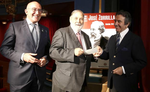 Van Halen recibe el cheque de manos de Enrique Cornejo ante la presencia de Jesús Julio Carnero, presidente de la Diputación de Valladolid. 