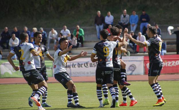 Los jugadores de Unionistas celebran uno de los goles ante el Cristo Atlético de Palencia. VÍCTOR ANTORAZ