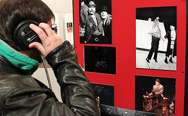 Un joven mira uno de los paneles de una exposición de la Muces.