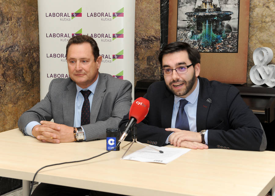 Teófilo Gómez, de Laboral Kutxa, y Ernesto Monsalve, han presentado la programación. 