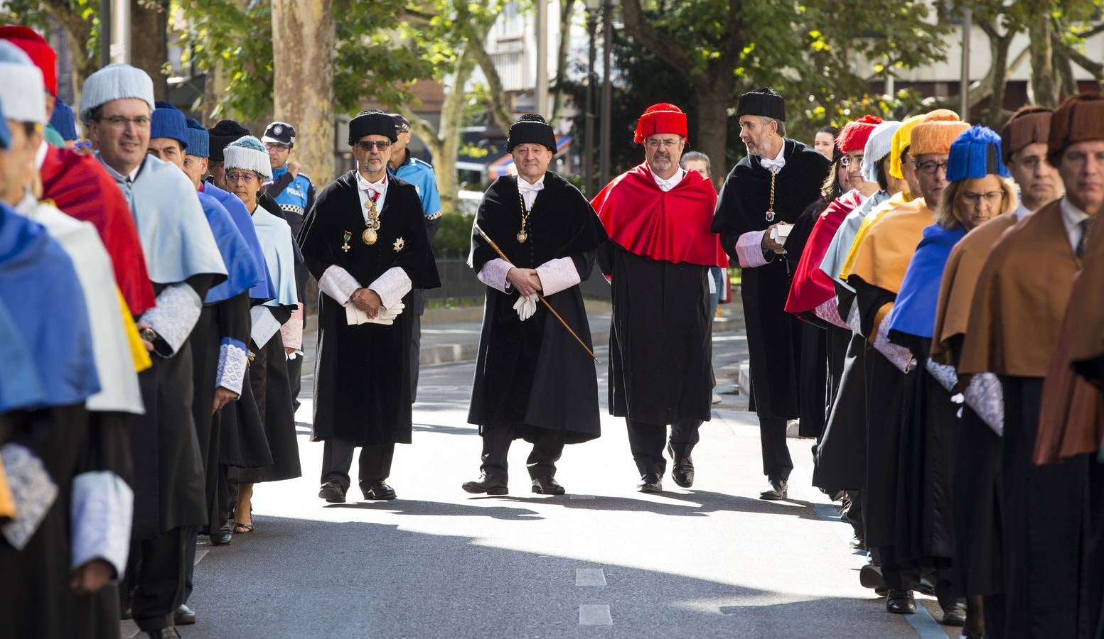 El rector, Daniel Miguel, demanda una rebaja de las tasas y una mayor dotación docente en titulaciones de nueva creación