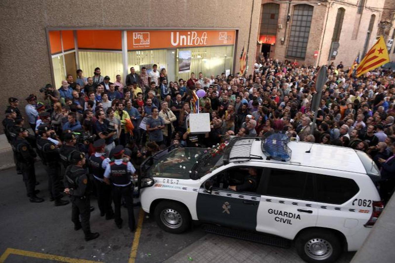 Trataban de evitar que el secretario judicial pudiera acceder a la sede de Unipost con el fin de entregar la orden de incautación y apertura de los sobres, lo que ha generado momentos de tensión