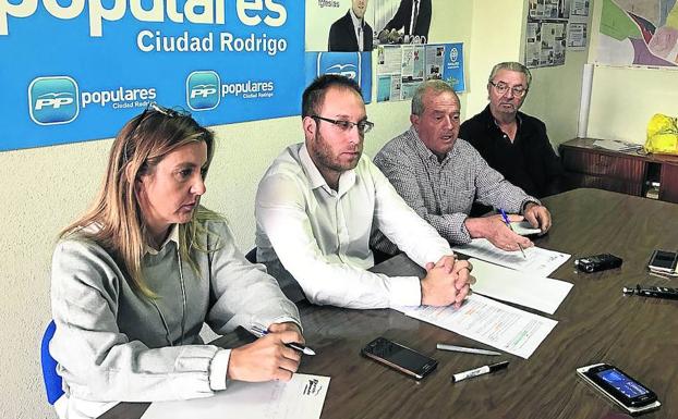 Los representantes populares durante la rueda de prensa en la que ofrecieron estos datos. 