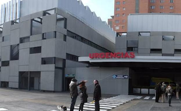 Entrada principal al servicio de Urgencias del Hospital Clínico Universitario, en la calle Real de Burgos