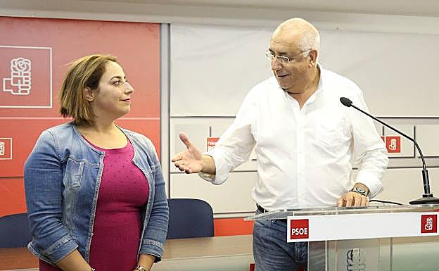 Agustín Martínez tienda la mano a Miriam Andrés tras conocerse el resultado de las primarias socialistas. 