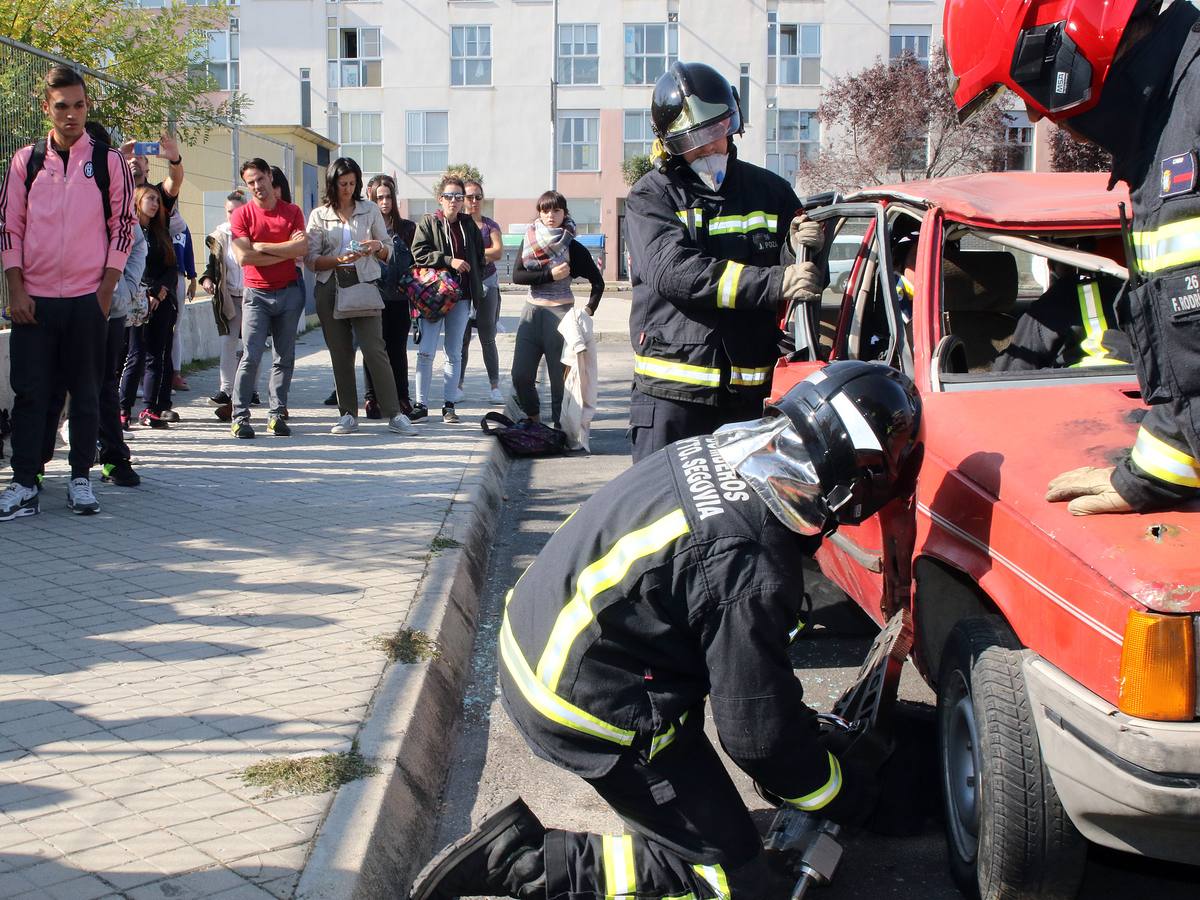 Los Bomberos inician las demostraciones de rescate de víctimas en accidentes de tráfico para ilustrar a los jóvenes sobre la necesidad de conducir con seguridad