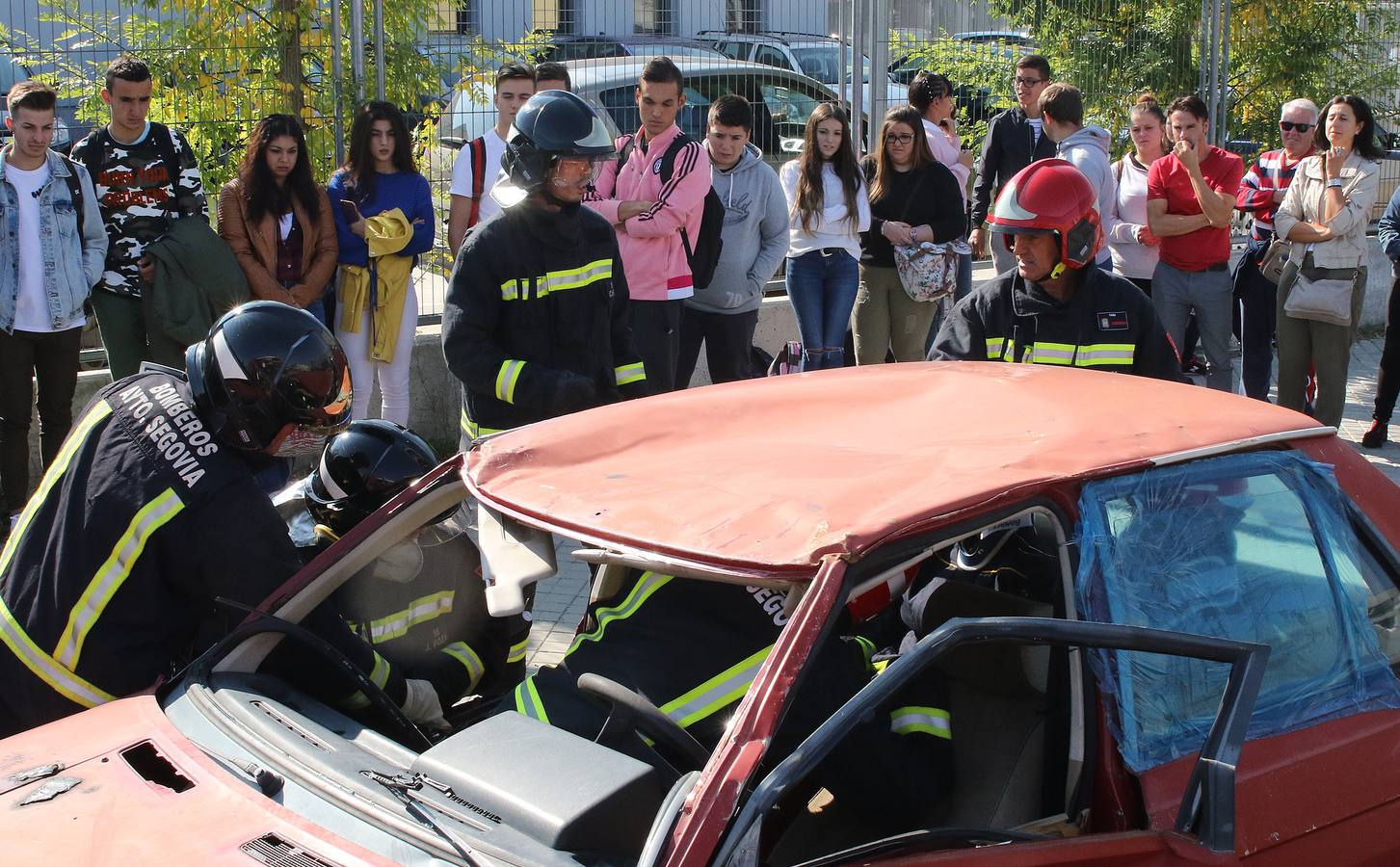 Los Bomberos inician las demostraciones de rescate de víctimas en accidentes de tráfico para ilustrar a los jóvenes sobre la necesidad de conducir con seguridad
