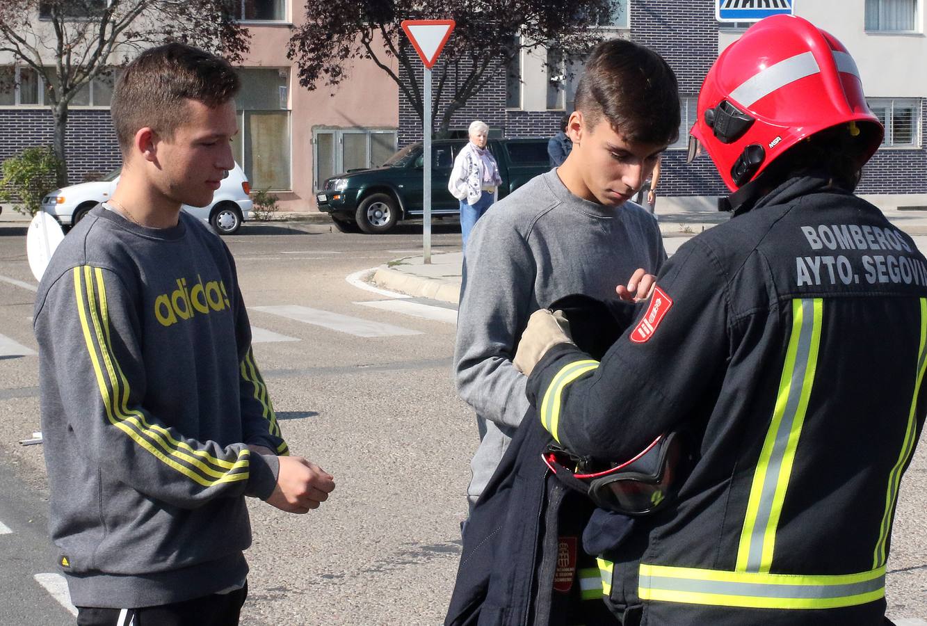 Los Bomberos inician las demostraciones de rescate de víctimas en accidentes de tráfico para ilustrar a los jóvenes sobre la necesidad de conducir con seguridad