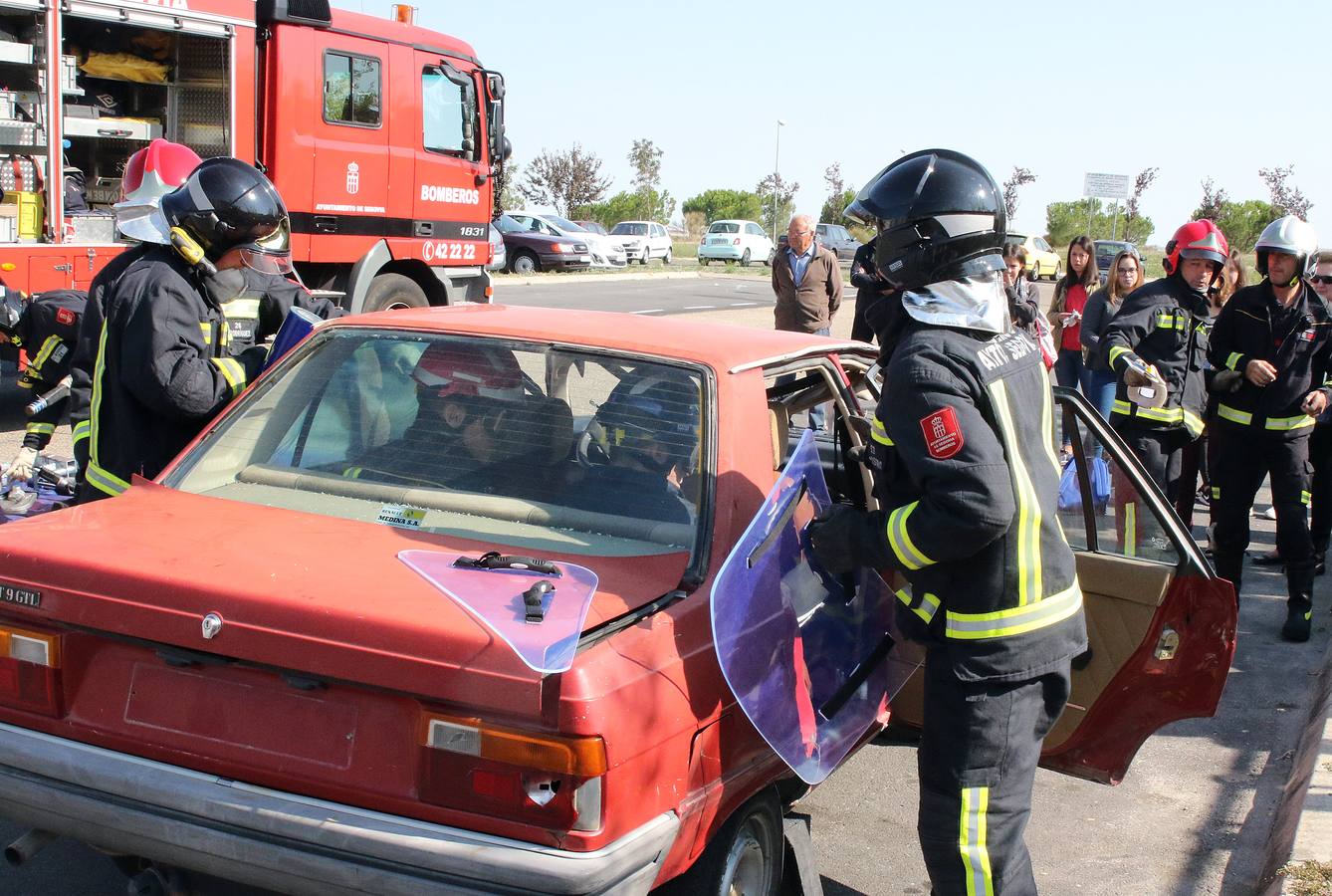 Los Bomberos inician las demostraciones de rescate de víctimas en accidentes de tráfico para ilustrar a los jóvenes sobre la necesidad de conducir con seguridad