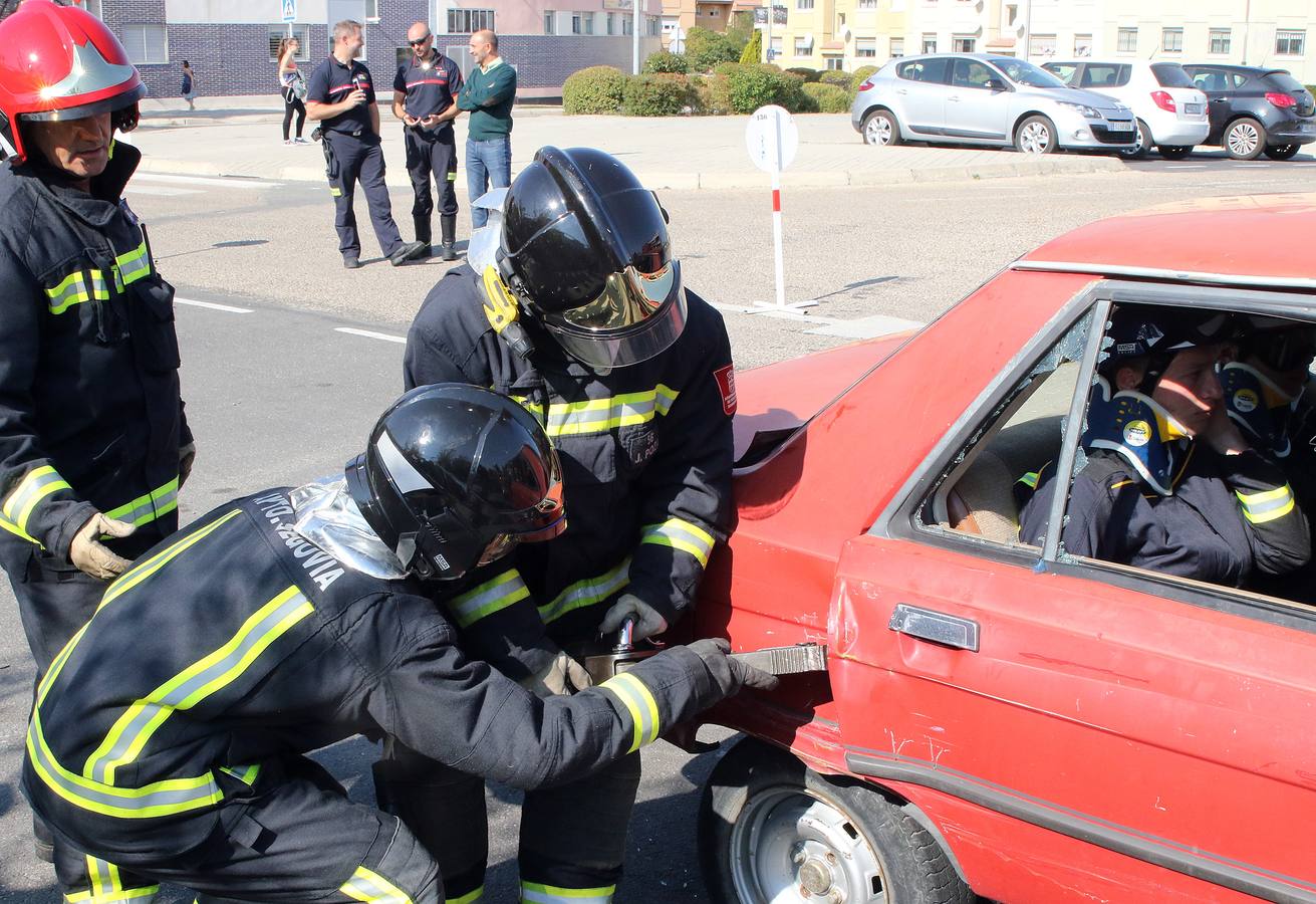 Los Bomberos inician las demostraciones de rescate de víctimas en accidentes de tráfico para ilustrar a los jóvenes sobre la necesidad de conducir con seguridad