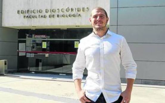 Héctor Castañón, en la entrada del edificio Dioscórides, en la Facultad de Biología. 