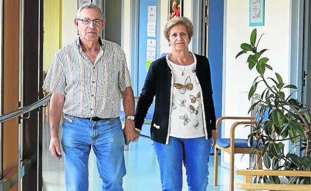 Silvano Juanes junto a su mujer, Carmen Méndez, en una zona de AFA Salamanca. 