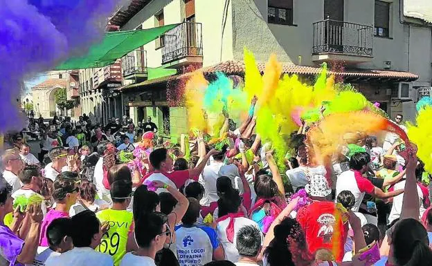 Color y diversión en el ‘vermú holy’, ayer en Nava de la Asunción. 