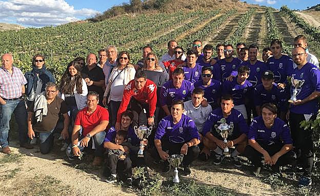 Integrantes del Monteresma posan junto a las viñas.
