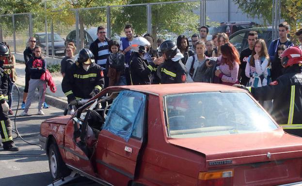 Los alumnos del instituto Felipe VI observan el trabajo de los bomberos en la demostración.