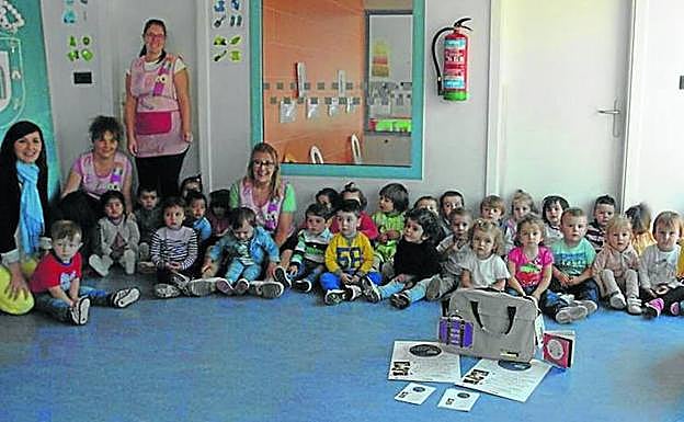 La concejala de Cultura fue la encargada de entregar ayer la primera maleta a la guardería. 