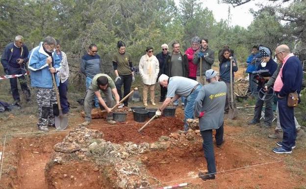 Trabajos de exhumación en la fosa de Calatañazor.