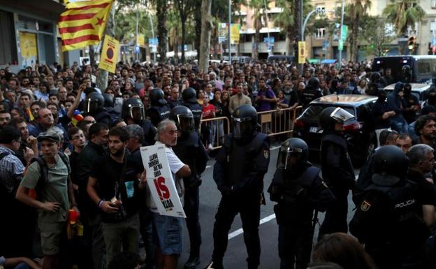 Agentes antidisturbios en Barcelona.